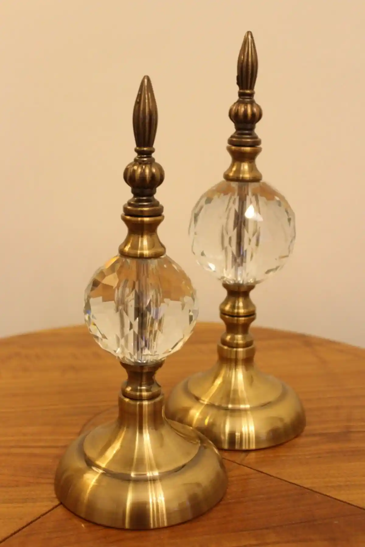 Burcu Bronz Kristal Aksesuar: Zarif ve Fonksiyonel Bir Dekoratif Parça