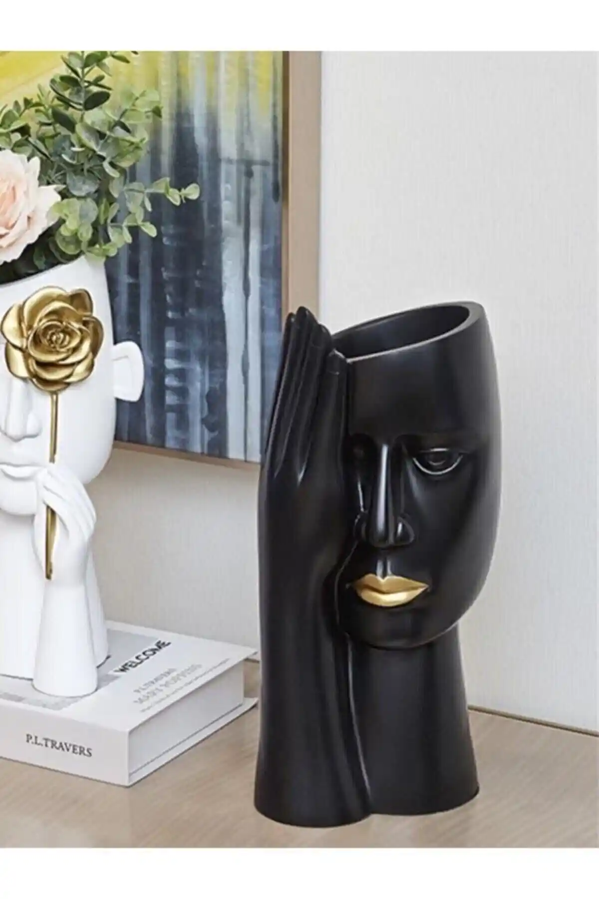 Elvanhobi Eli Yüzünde Büyük Boy Vazo: Modern ve Fonksiyonel Estetik Bir Seçenek