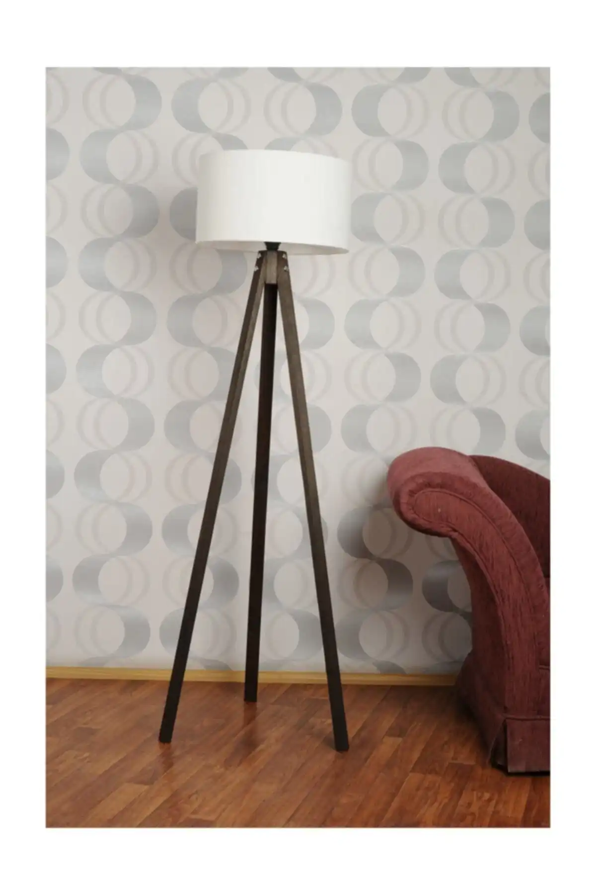 Homedit 3 Ayaklı Tripod Lambader: Modern Ev Dekorasyonunun İhtiyacı