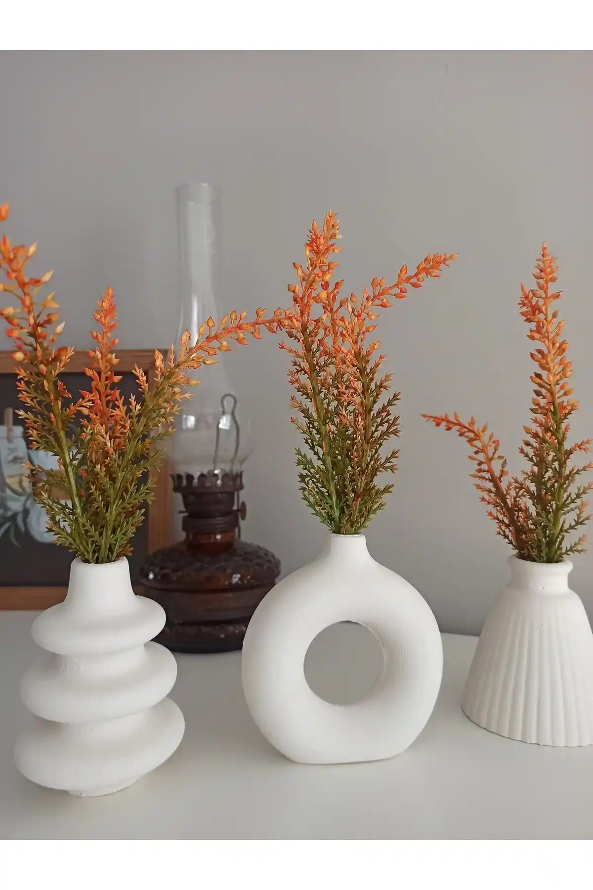 PeraÜçlü Vazoda Turuncu Lavanta Seti: Estetik ve Fonksiyonel Ev Dekorasyonu Seçeneği