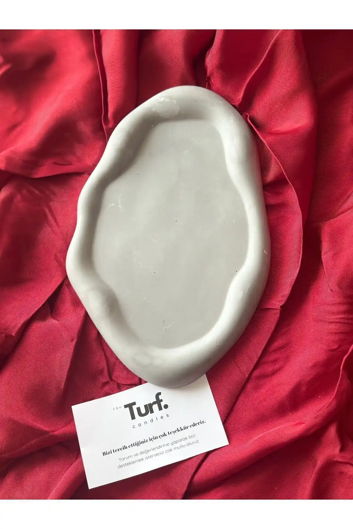 TURF Candles Asimetrik Sunum Tabağı: Modern Dekorasyon İçin Şık Bir Seçenek
