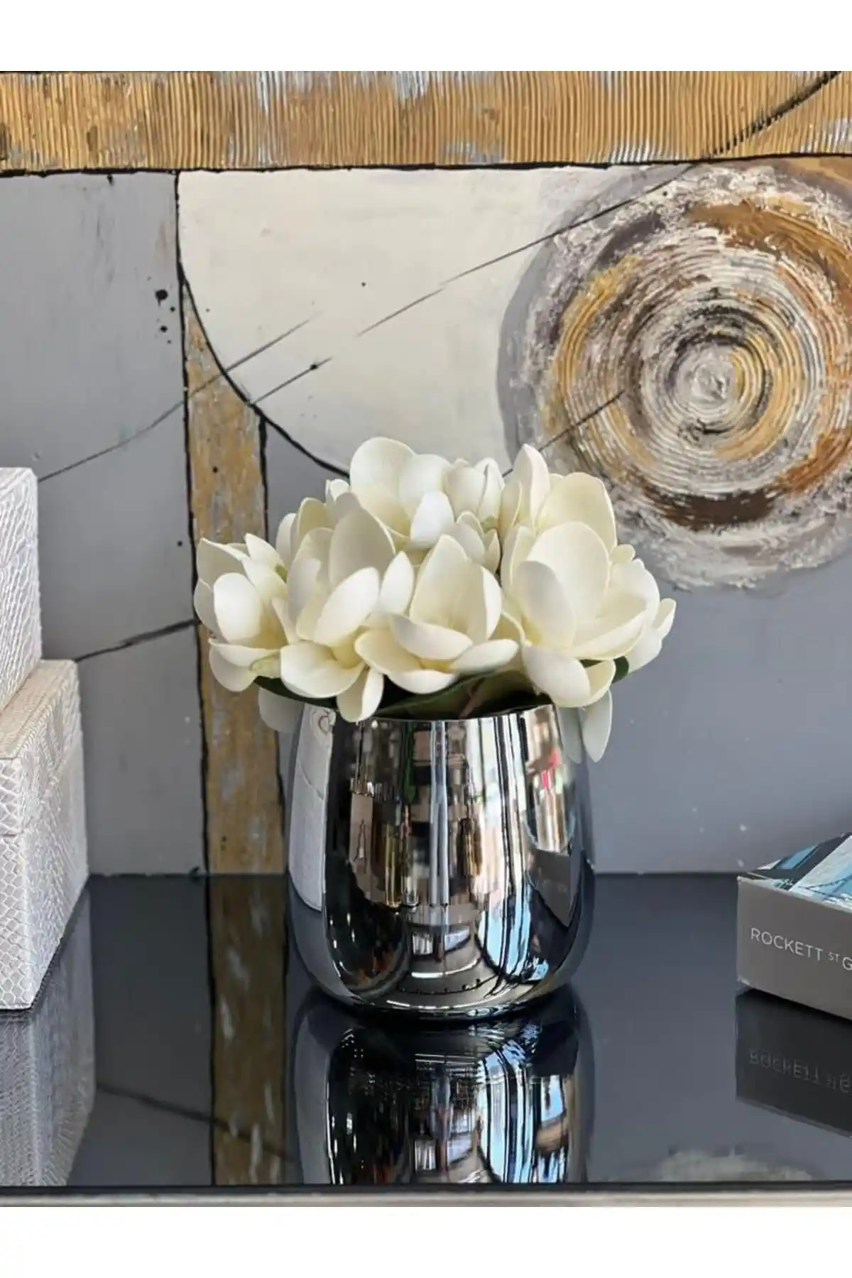 ArzzHome Yapay Manolya Çiçekli Cezve Saksı: Modern Estetik ve Kullanım Kolaylığı