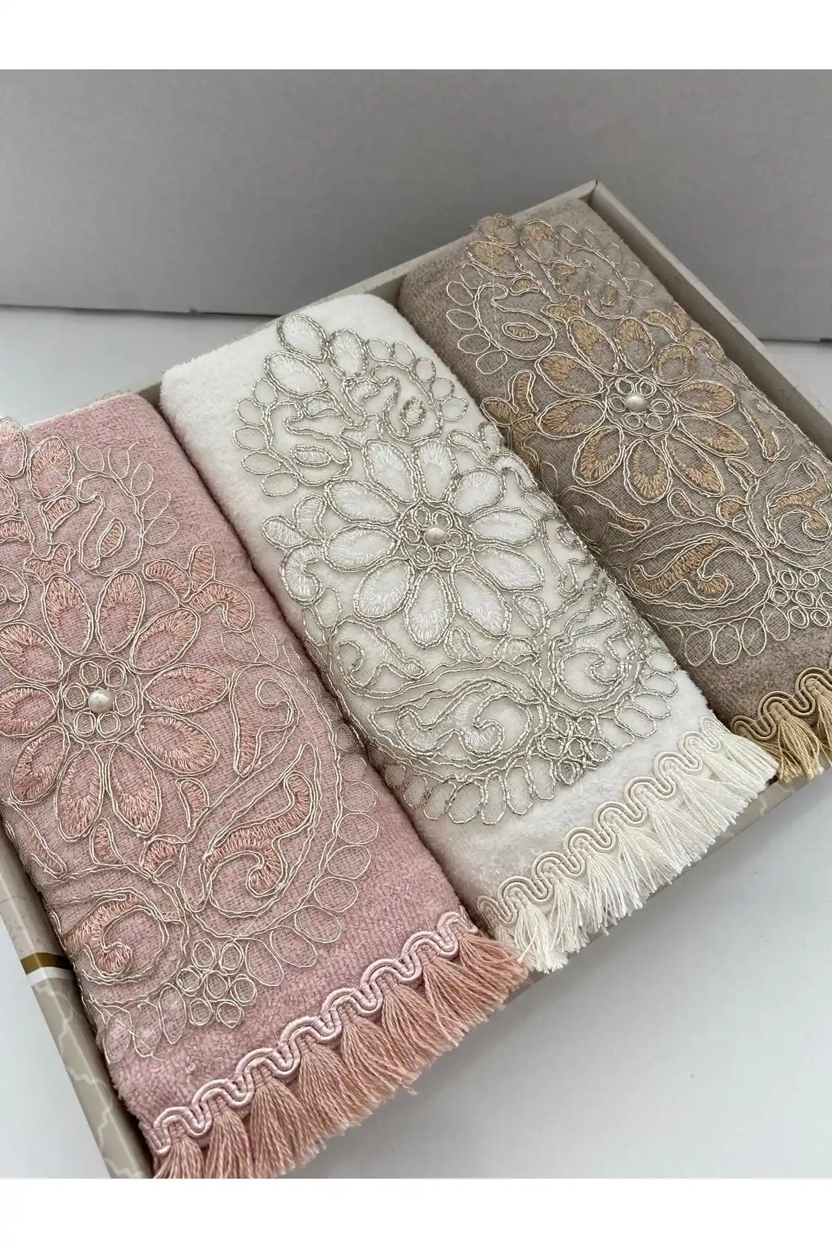 AYHANHOME 3'lü Fransız Güpürlü Taşlı Püsküllü Kutulu Yüz Havlusu Seti