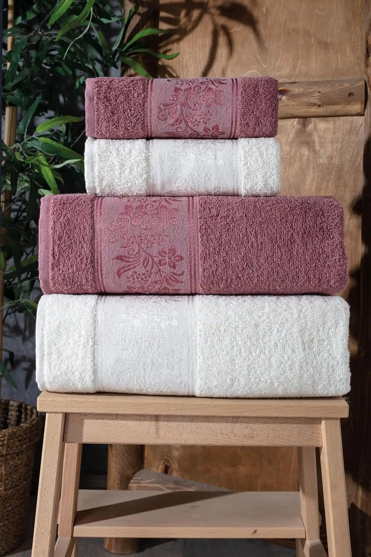 Güvenal Lara Kutulu 4'lü Banyo Havlusu: Şık ve Dayanıklı Pamuklu Set