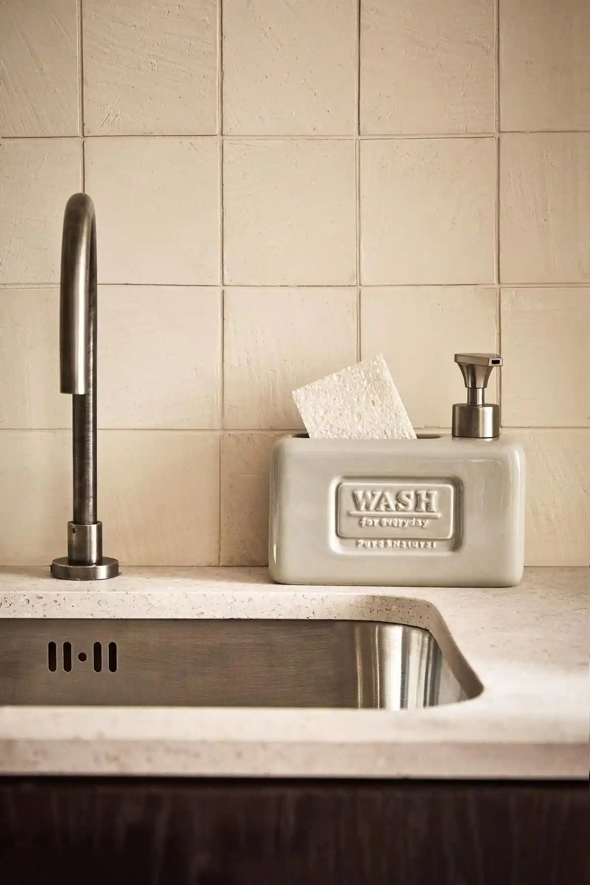 Perotti Ashley Grey Seramik Sabunluk: Modern ve Şık Tasarım ile Dayanıklı Kullanım