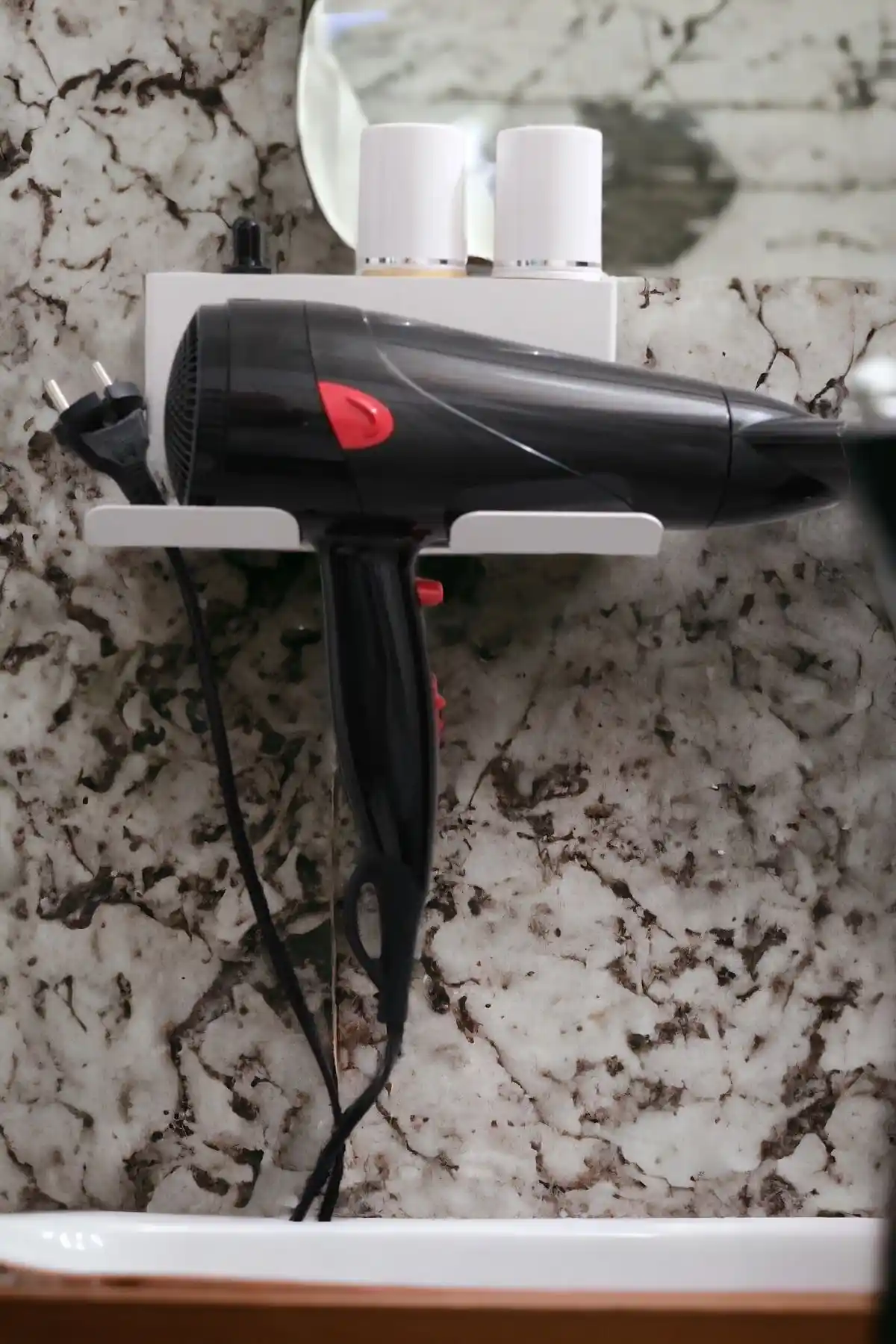 Risingmaber Beyaz Metal Yapışkanlı Saç Kurutma Askısı Modern Banyolar İçin Pratik Çözüm