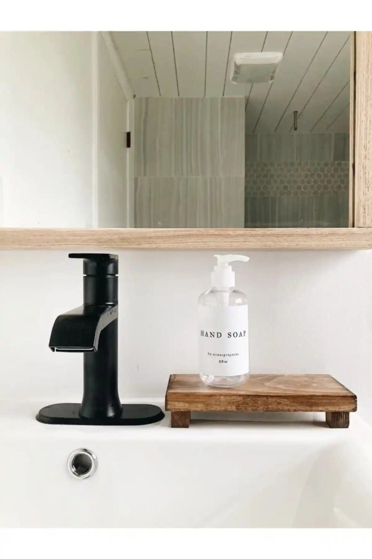 TRİWOOD Ahşap Ayaklı Sunumluk Stand Ceviz Renkli Estetik ve Dayanıklı Tasarım