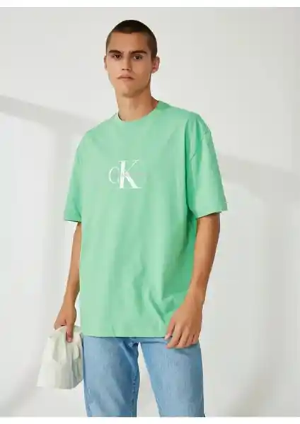 Calvin Klein Jeans Yeşil Baskılı Erkek Tişörtü Sürdürülebilir ve Şık Tasarım