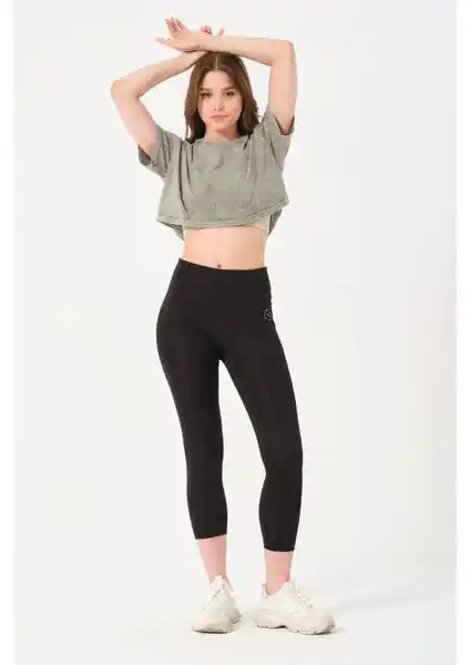 Kadınlar için Haki Renkli Yıkamalı Bisiklet Yaka Crop Tişört Modern ve Şık Tasarım