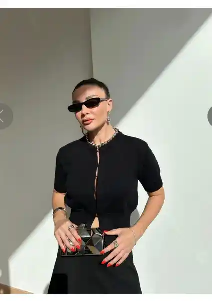 Miyu Siyah Yakası Taş Detay Triko Kadın Şık ve Çok Yönlü Tasarım