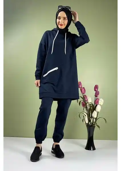 Moda Çizgi Eşorfman Takımı: Şıklık ve Konforu Bir Arada Sunan Modern Spor Giyim