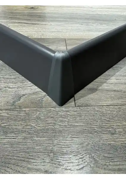 Pasha Dekor 8 cm Antrasit Düz Süpürgelik ve Köşe Aparatı ile Modern Mekan Tasarımı