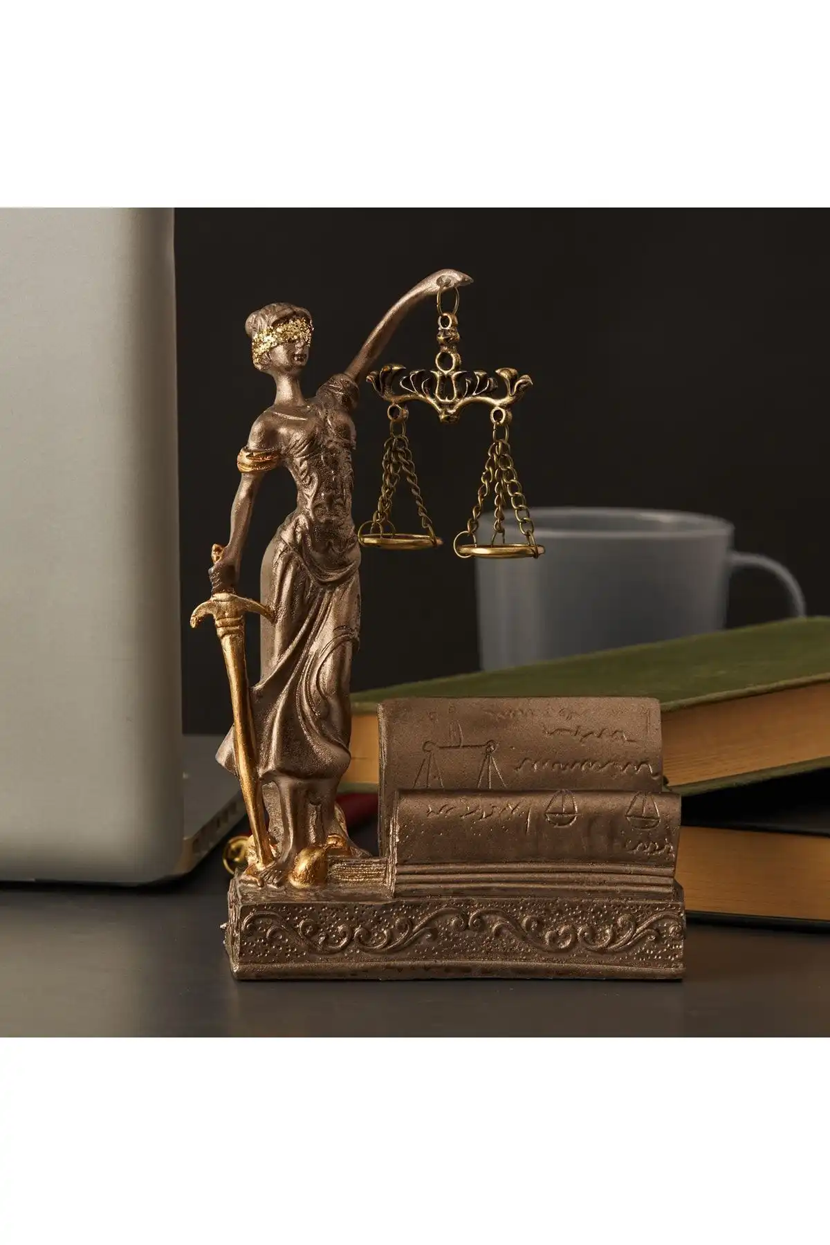 Avukat Ofisine Özel Hediye: Adalet Terazisi Heykeli ile Ofis Dekorasyonu
