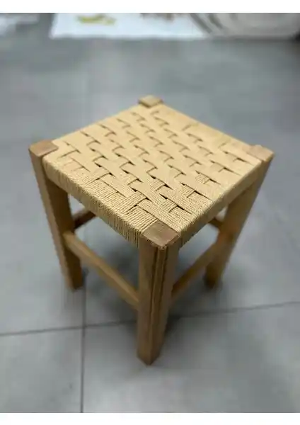 El Yapımı Ahşap ve Hasır Tabure: Modern Dekorasyon İçin Zarif ve Doğal Bir Parça