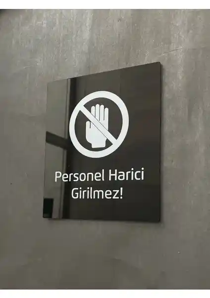 Yönline Siyah Parlak Pleksi Personel Harici Girilmez Uyarı Levhası Özellikleri ve Kullanım Alanları