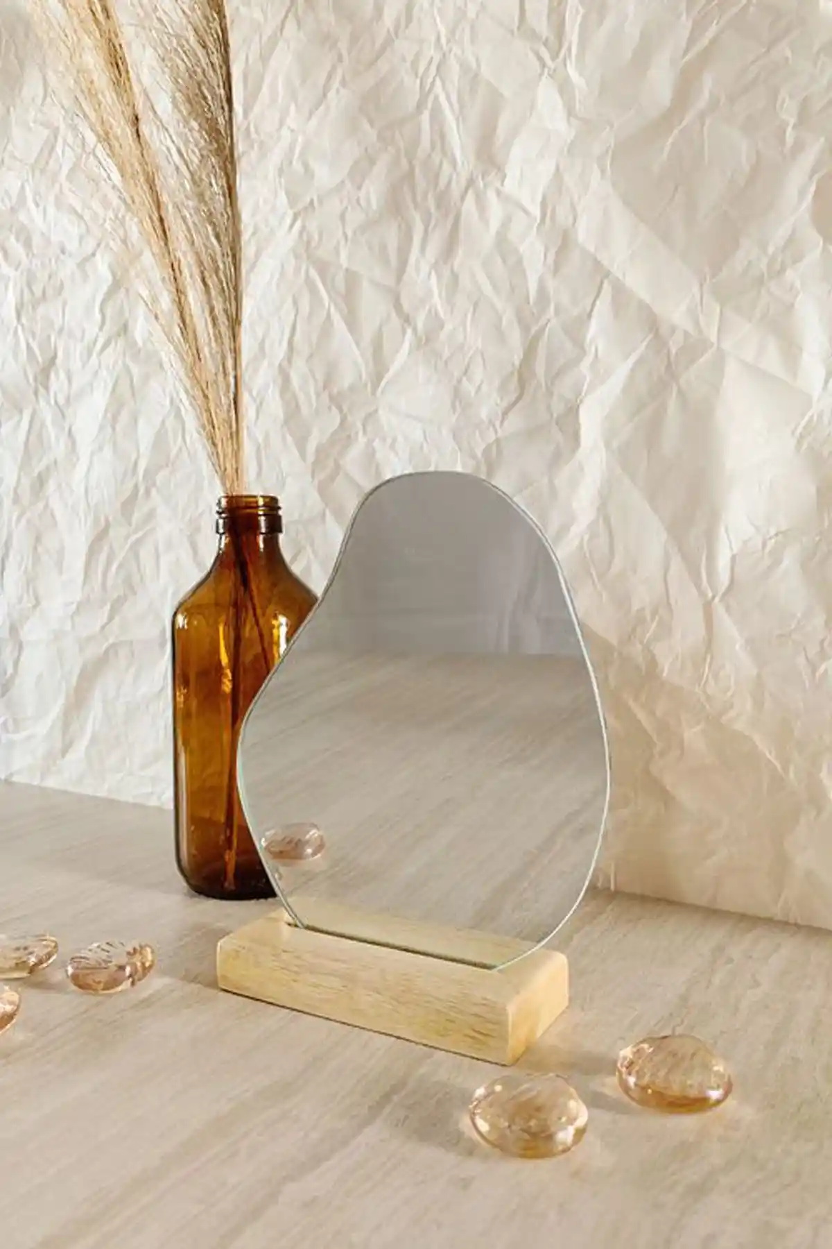 Fatrema Makyaj Aynası: Estetik ve Fonksiyonelliği Bir Araya Getiren Bir Tasarım