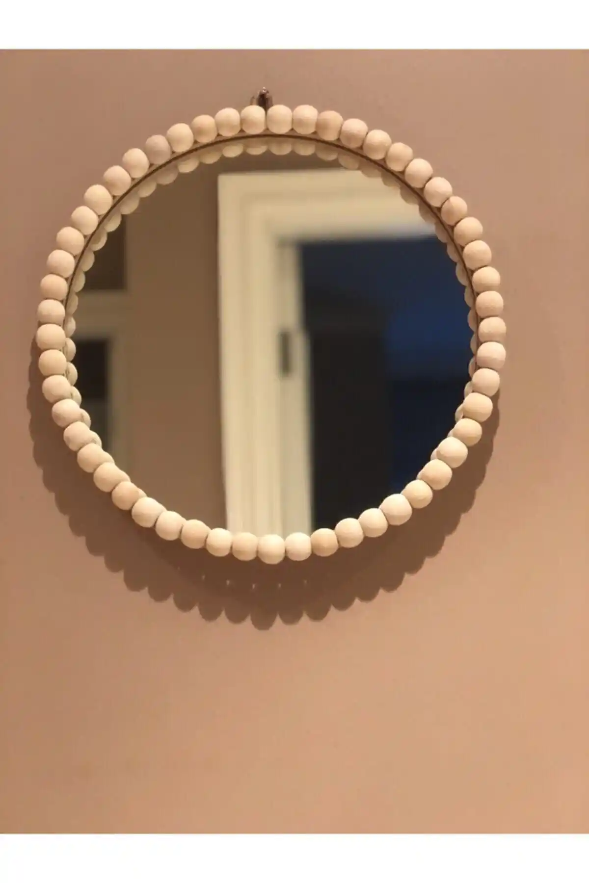 TheConceptHomes Dekoratif Ham Ahşap Boncuklu Rafya Ayna ile Şık Bir Dokunuş