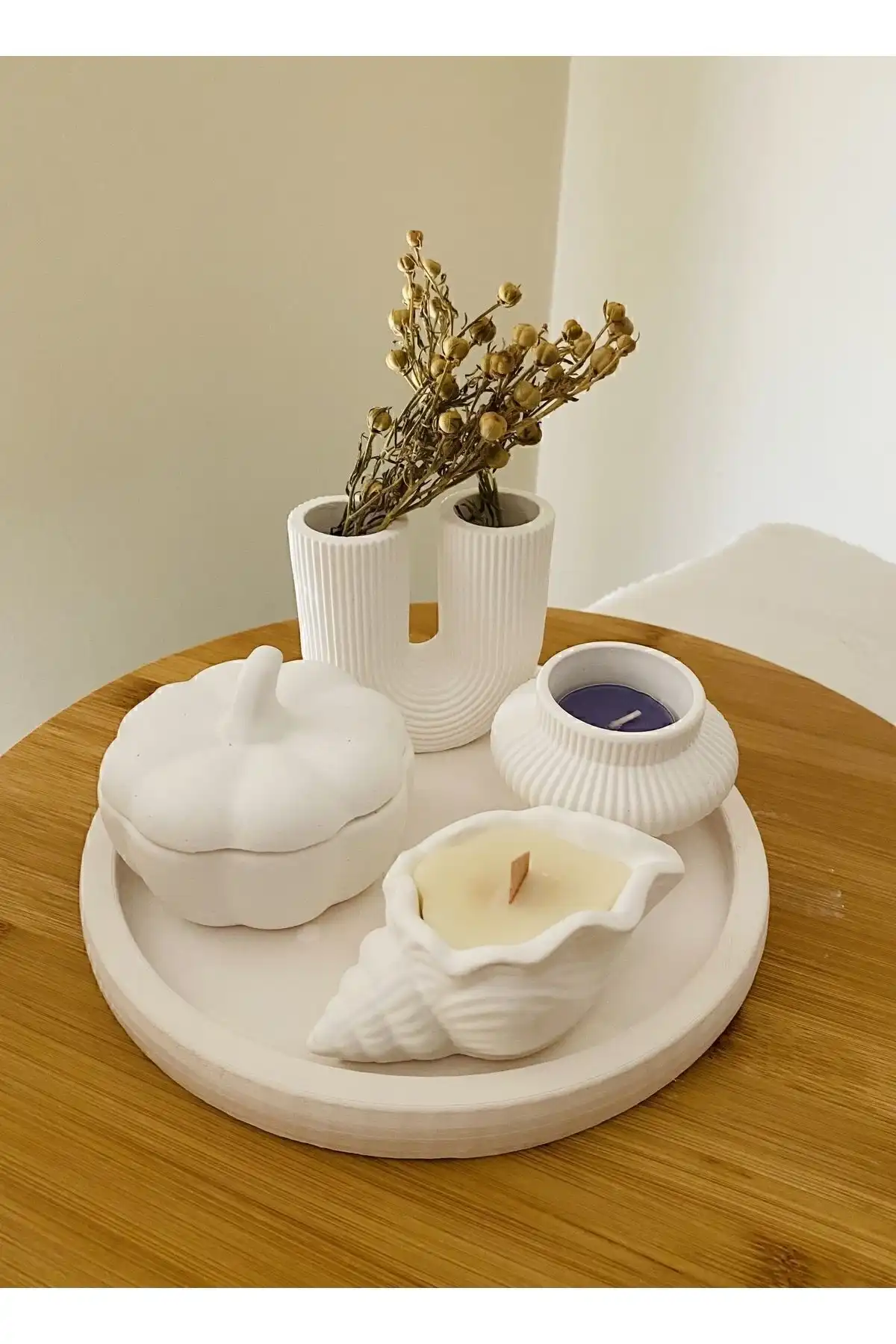 By Sirin Yıldız Pukka Candles Tepsili Vazo ve Mum Seti: Estetik ve Fonksiyonellik