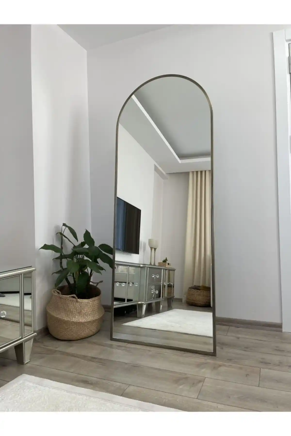 EFFE YAPI DEKOR Pirinç Eskitme Çerçeveli Oval Boy Aynası ile Modern Estetik Sağlayın