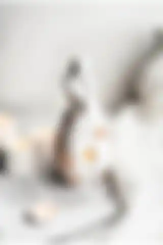 LALEZEN HOM Sarılan Anne-Kız Dekoratif Mumluk ile Modern ve Duygusal Bir Hediye Seçeneği