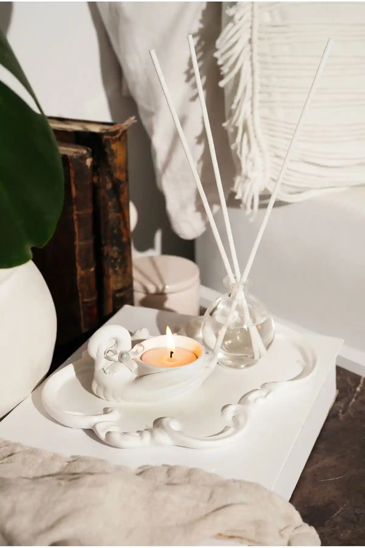 Lalezen Homeşik Tepsili Kuğu Mumluk ve Yasemin Koku Seti ile Modern Dekorasyon