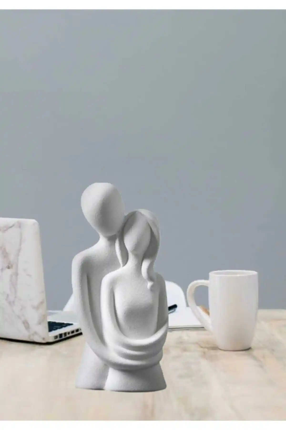 Sevgili Aşıklar Sarılmış Çift Biblo: Estetik Bir Dekoratif Hediye Seçeneği