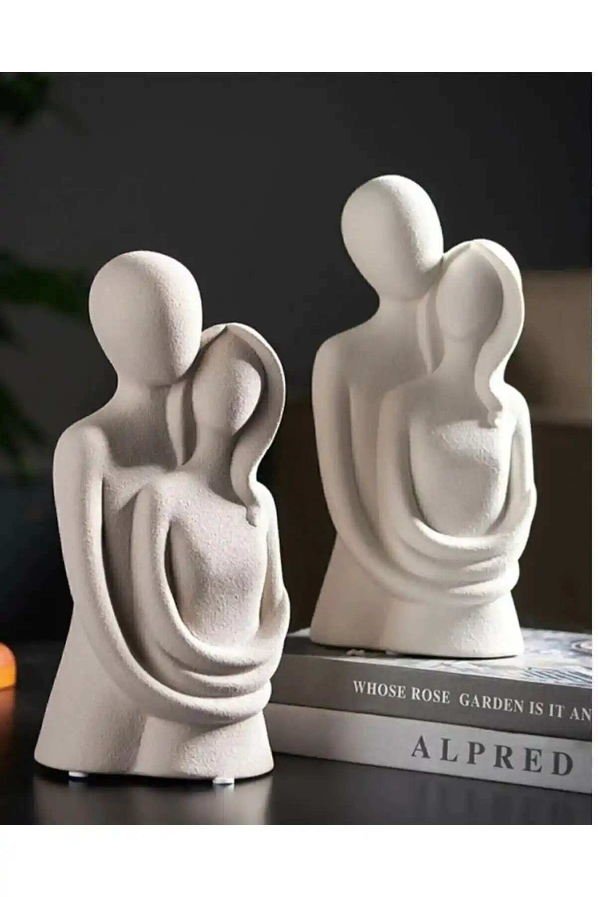 Kaktüsbutik Dekoratif Sarılan Çift Sevgili Heykel: Modern ve Şık Aksesuar