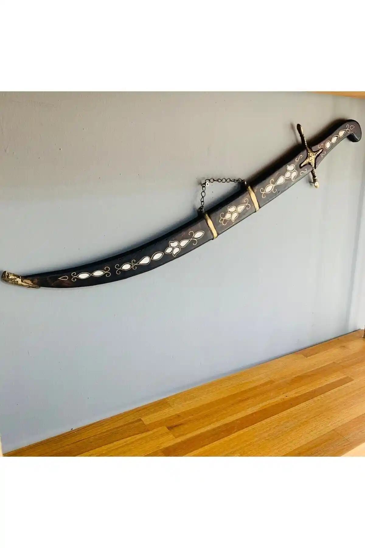 Matiat Ticaret'in Sedef İşlemeli Kınlı Kılıcı: İhtişam ve Zarafetin Birleşimi