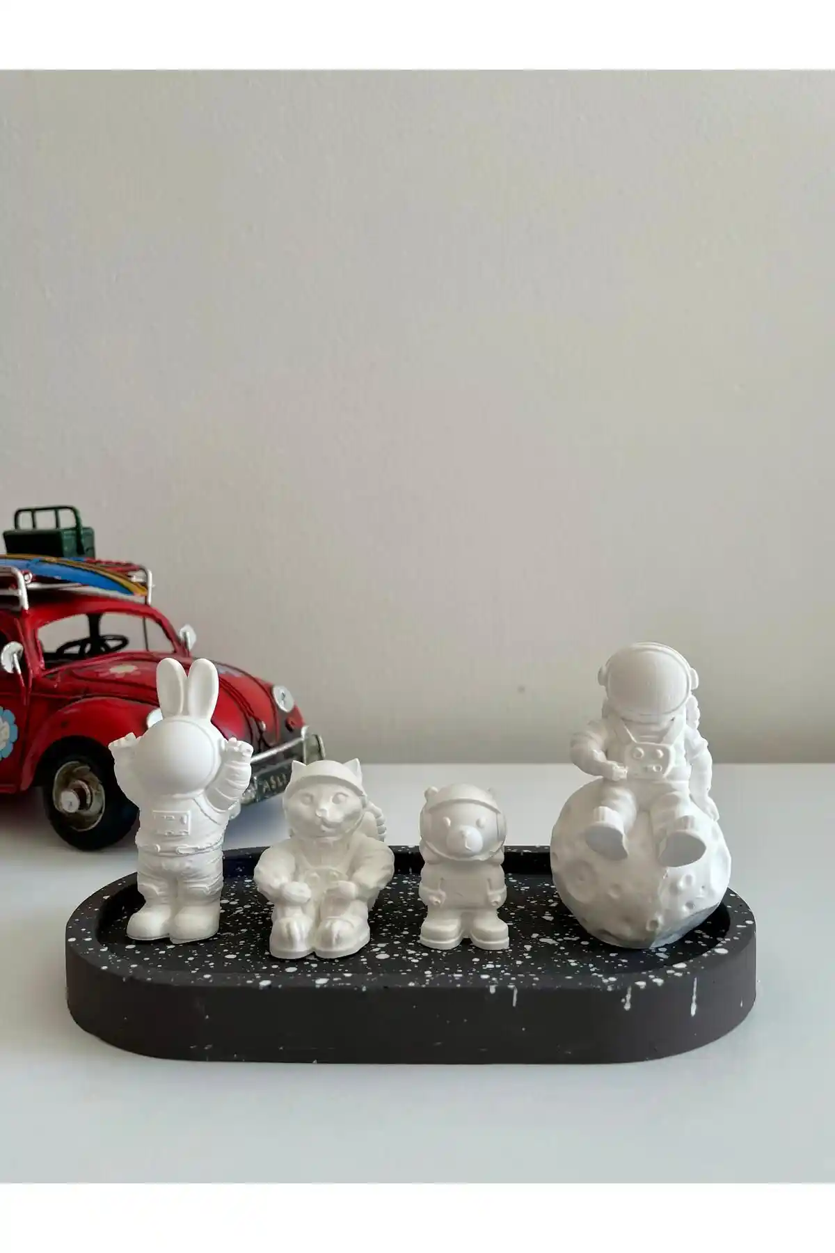 Modern Tasarım ile Evinizde Fark Yaratacak Sevimli Uzay Takımı Biblo ve Figürleri