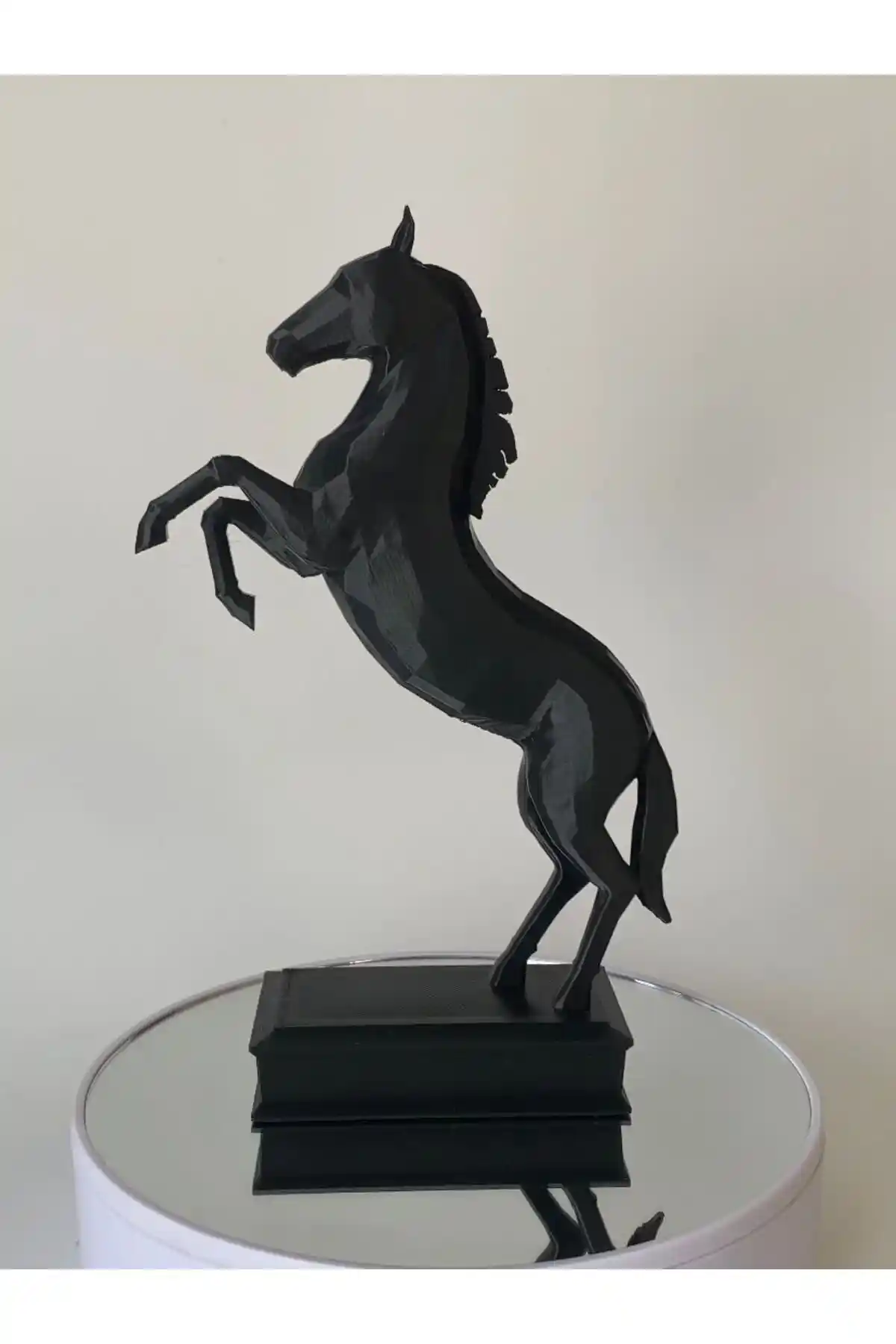 Modern Tasarımlı 3DŞahlanan At Biblosu ile Evinizde Estetik Bir Dokunuş Yaratın