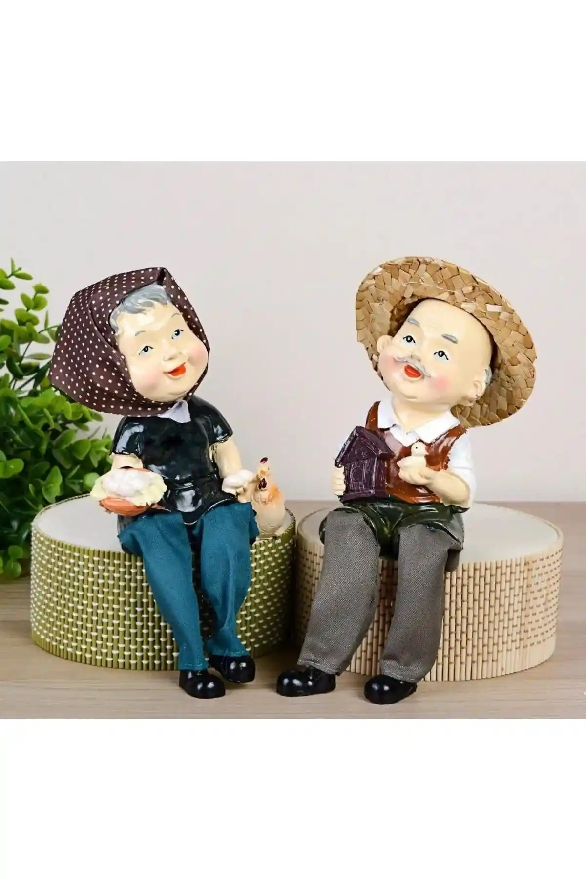 Ayakları Sallanan Mutlu Yaşlı Kümesçi Çift Biblo ile Ev Dekorasyonunu Şıklığa Taşıyın