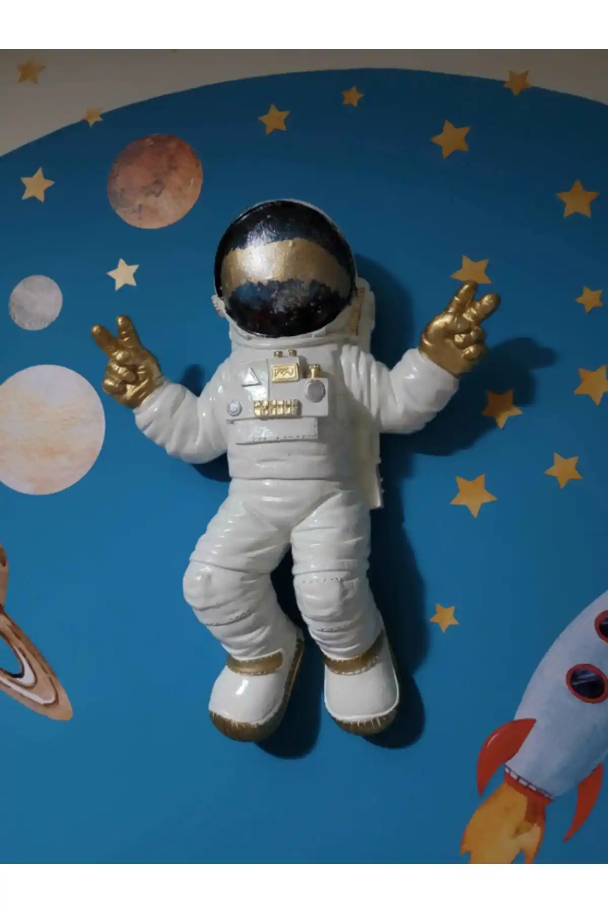 Polyester Astronot Temalı Duvar Aparatı: Modern Tasarımın Estetik Hali