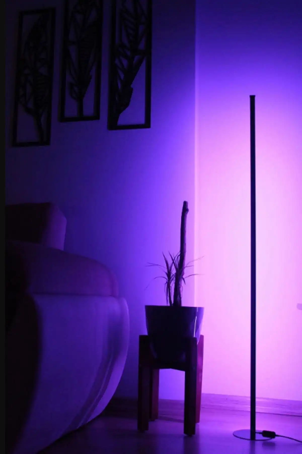 VAS AVM RGB Köşe Led Lambader: Modern Oda Aydınlatma Seçeneği ile Estetik Görünüm