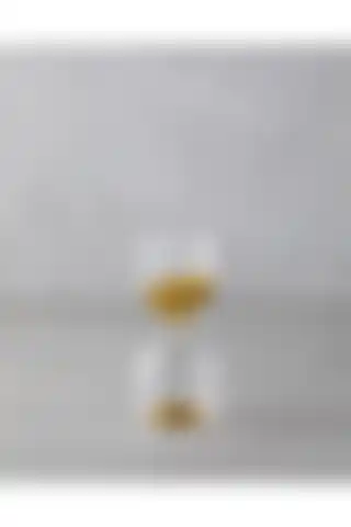 Alisya Kum Saati 21 cm Gold: Şık ve Modern Zaman Ölçüm Aracı