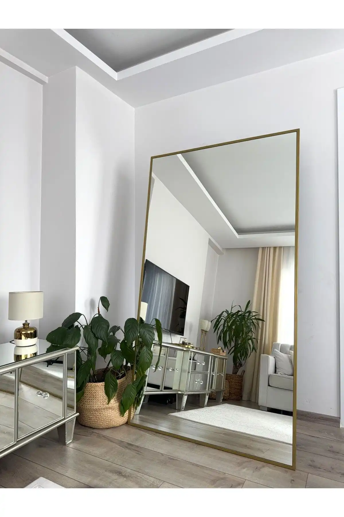 EFFE YAPI DEKOR Gold Metal Çerçeveli Ayaklı Boy Aynası ile Modern Ev Dekorasyonu