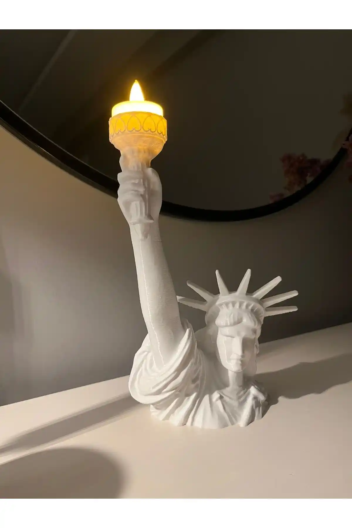 HuniÖzgürlük Heykeli: Estetik ve Fonksiyonellik Sunan Dekoratif Tealight Mumluk