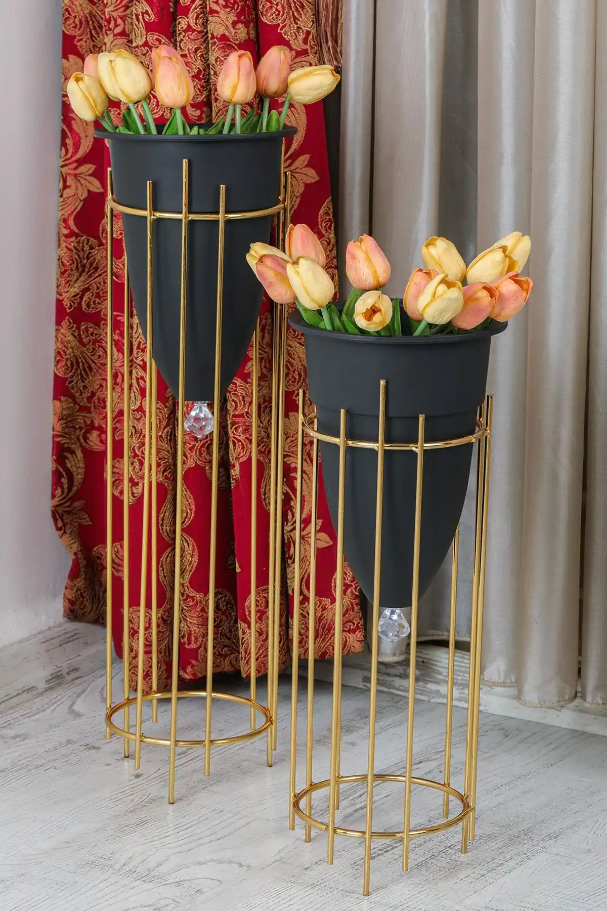 MHK Collection Altın Renkli 2'li Büyük Ayaklı Vazo ile Modern İç Mekanlar