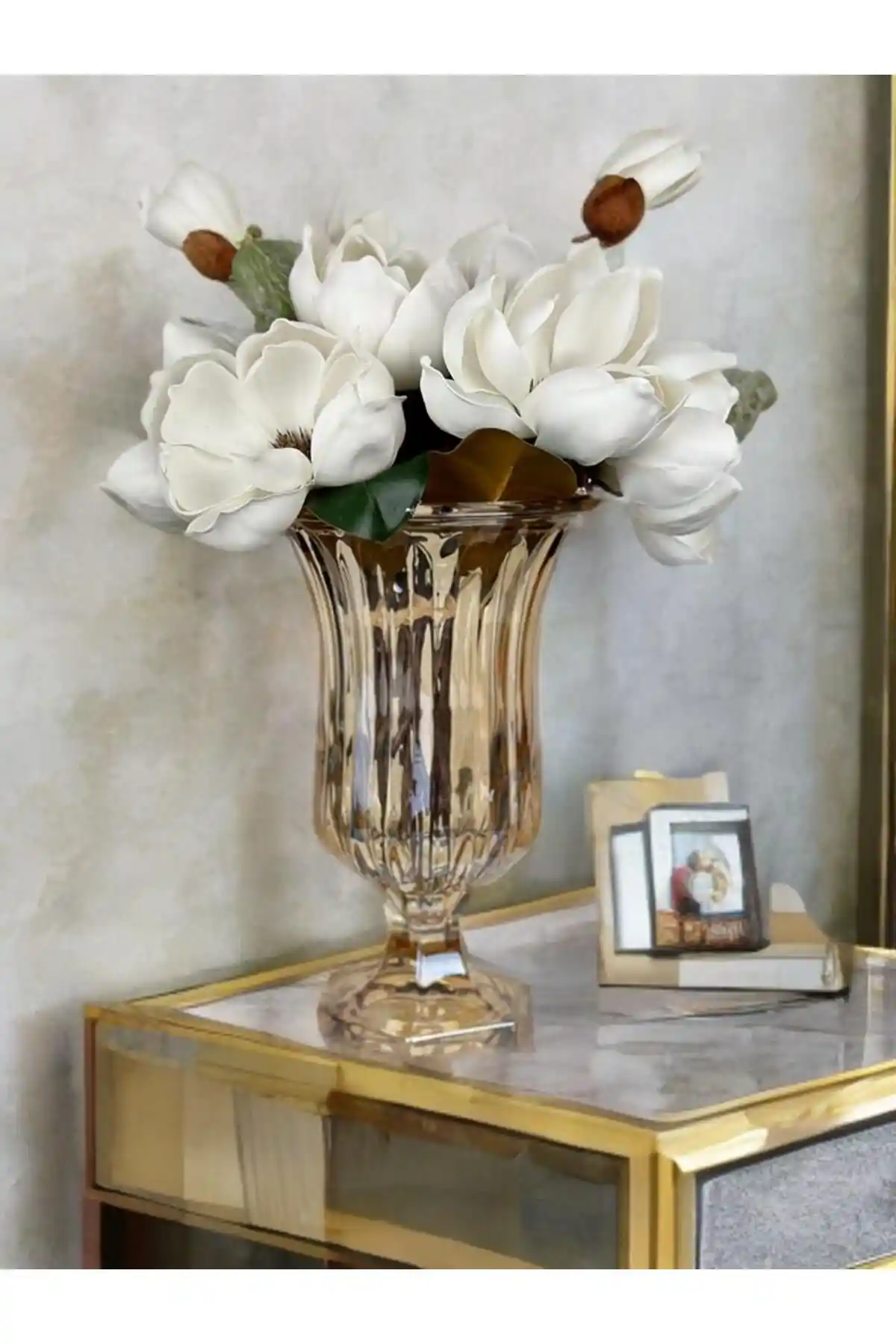 PEKİBU Ayaklı Bombeli Cam Vazo: Estetik ve Fonksiyonel Bir Dekorasyon Ürünü