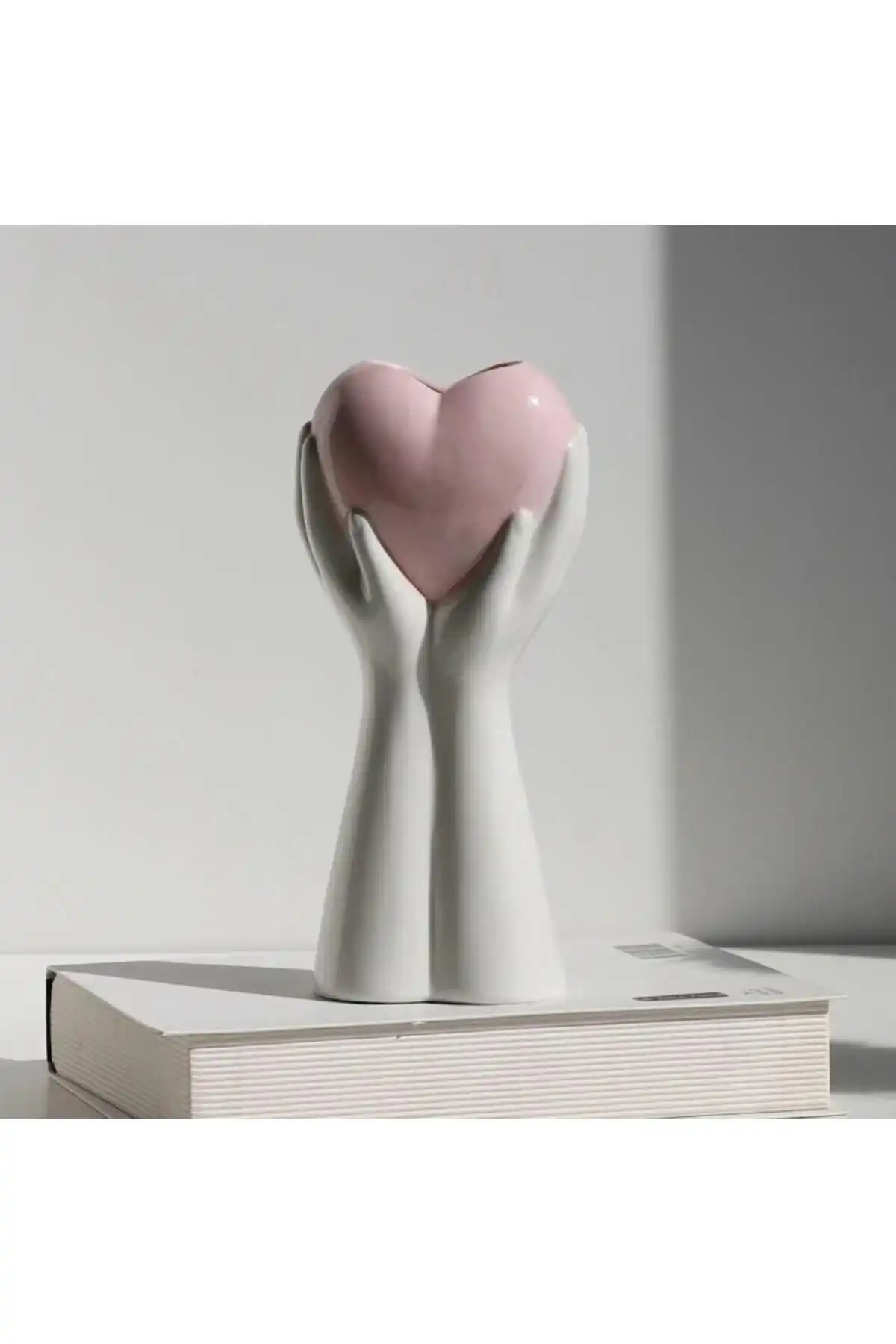 Roses Shop Kalp Tutana El Vazo Beton Sunum Saksı ile Şık ve Dayanıklı Dekorasyon