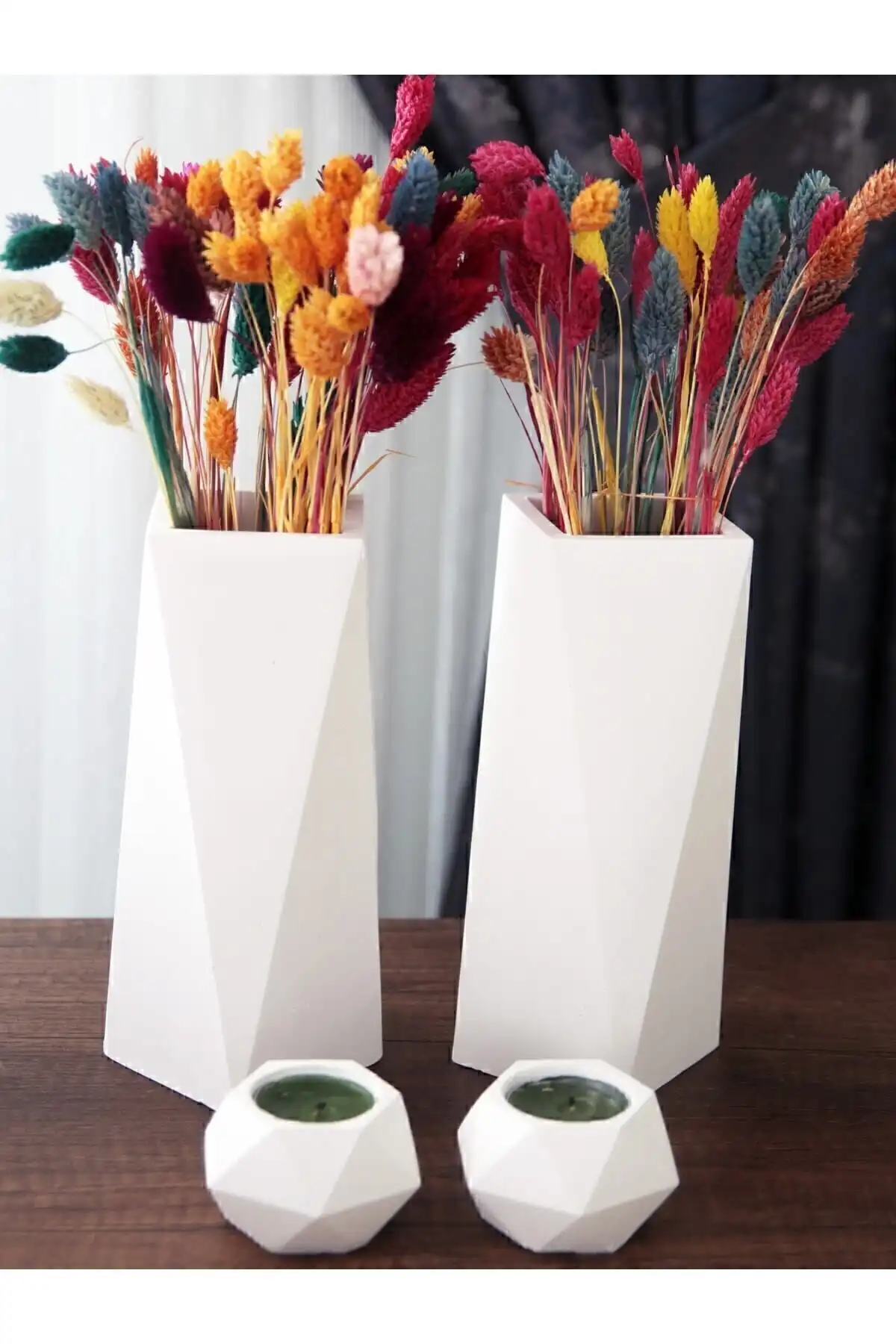 Geometrik Uzun Vazo ve Tealight Mumluk Seti: Estetik ve Fonksiyonellik