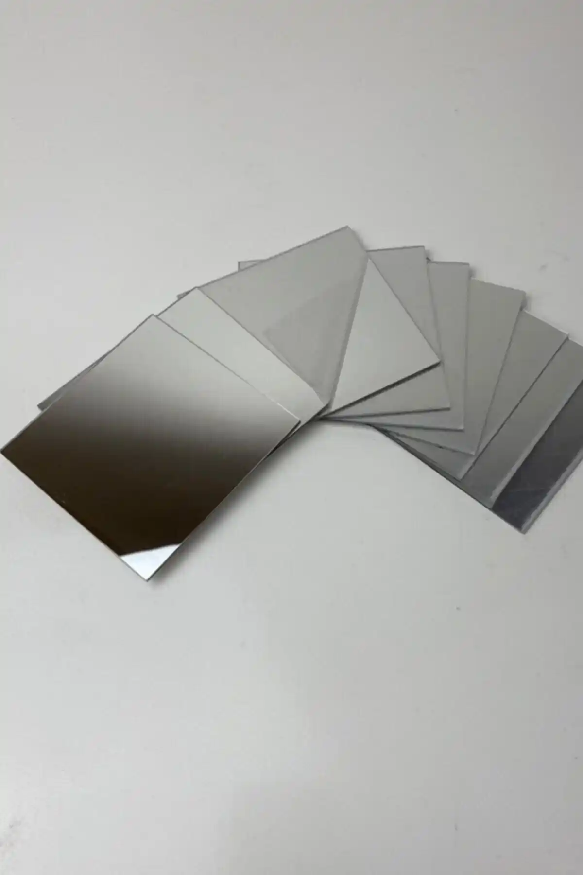 Hediyesepetin Dekoratif Pleksi Aynası: Estetik ve Fonksiyonellik Arasında Uyum