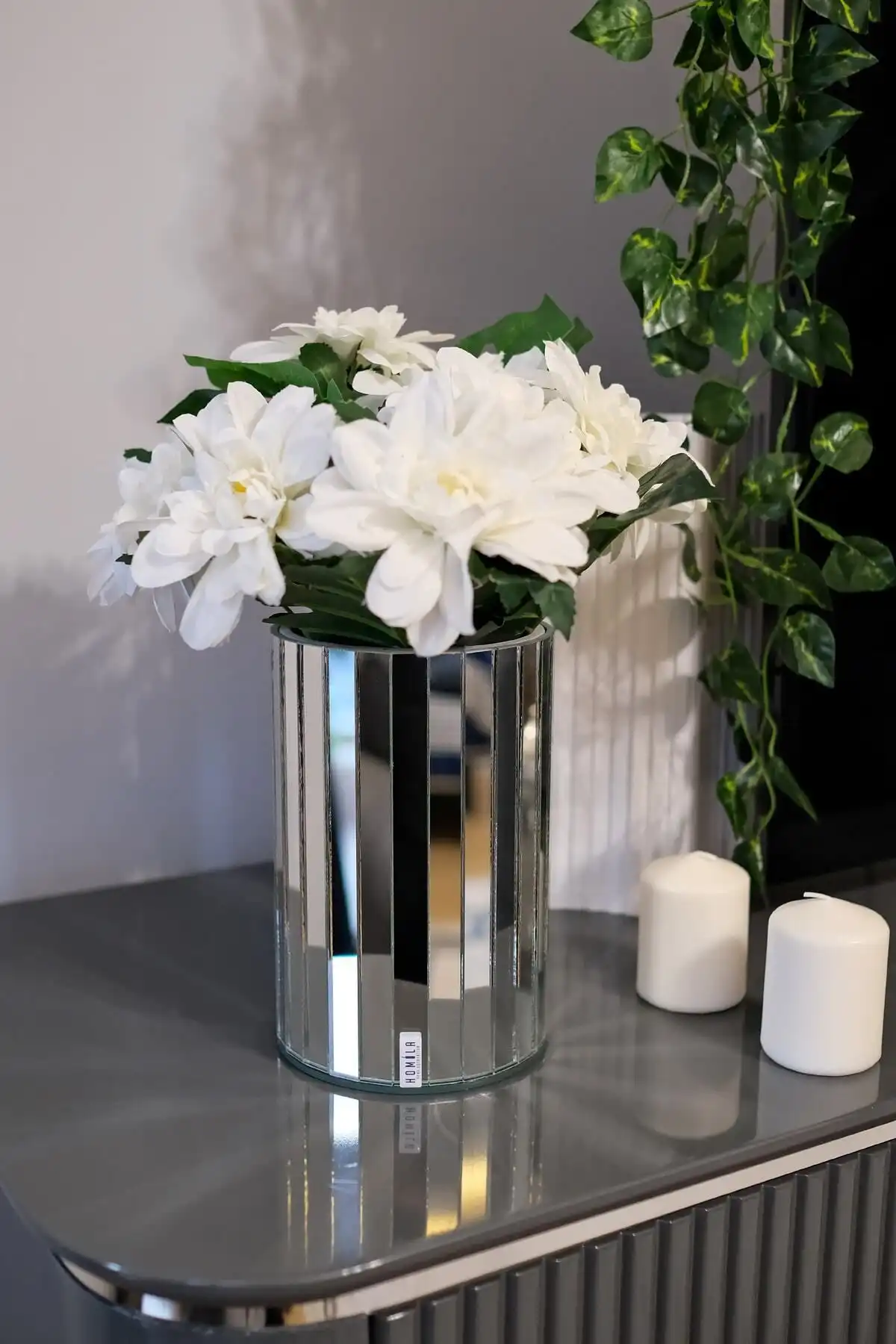 HOMİLA 20 Cm Beyaz (Gümüş) Aynalı Vazo: Modern Tarz ve Fonksiyonellik Sunuyor