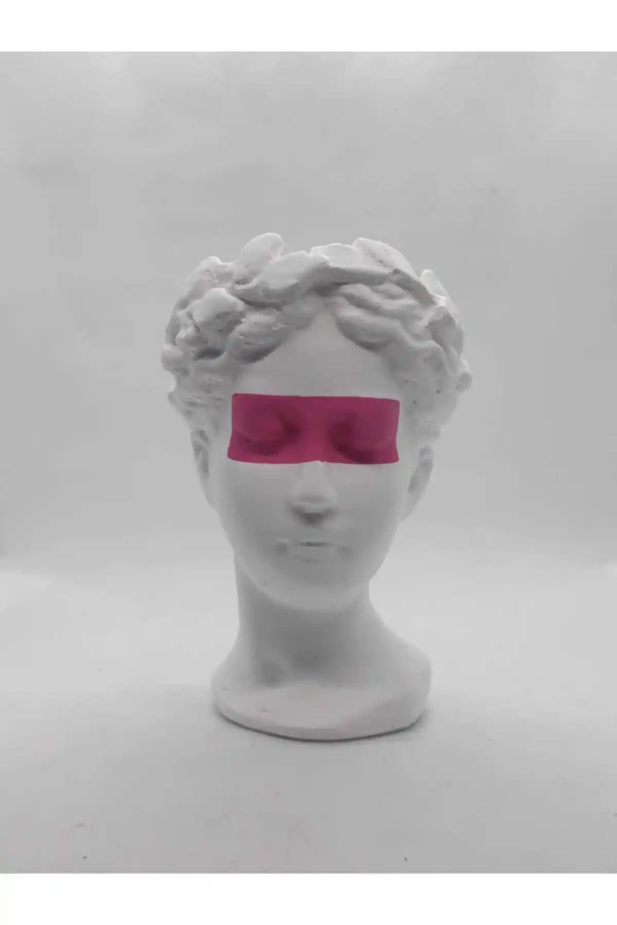 Antik Pembe Maskeli Helen: Klasik Tasarım ve Zarafetle Beyazın Buluşması