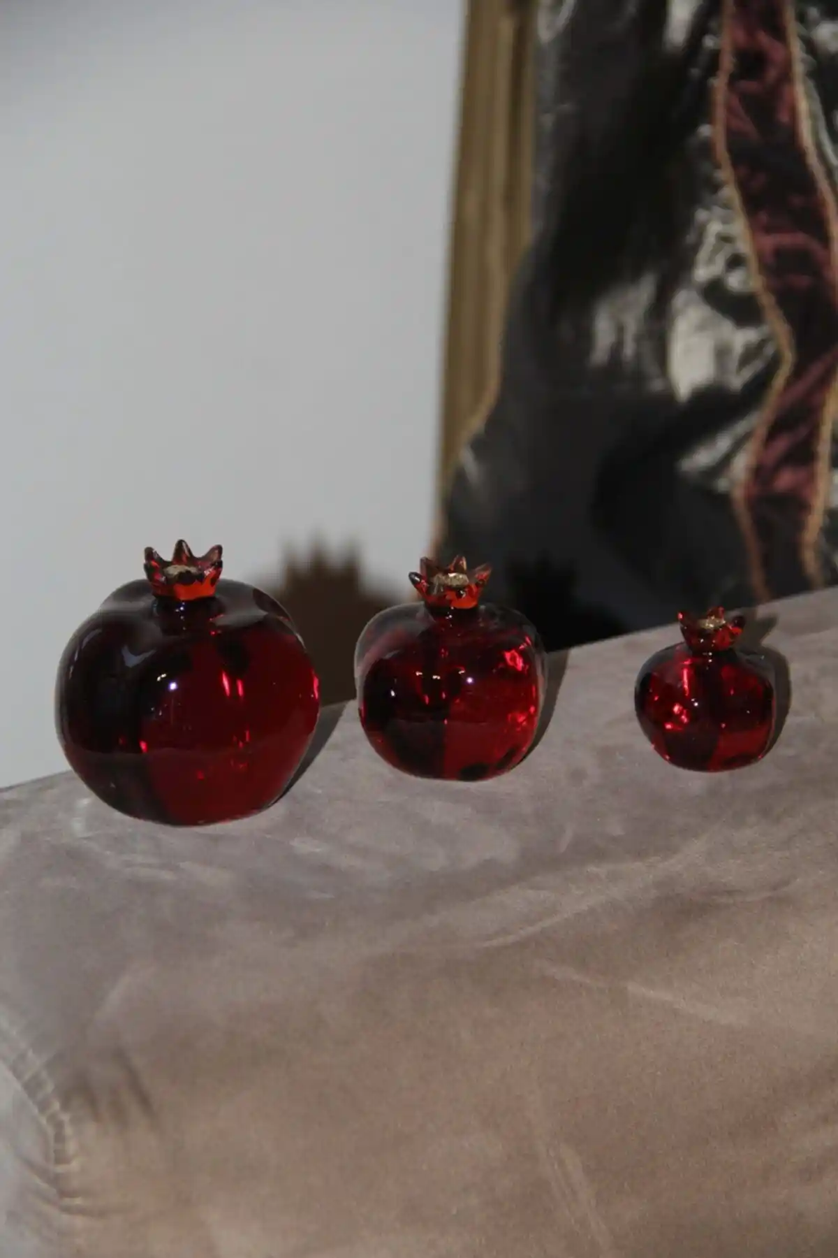 Doremcy Dekoratif 3'lü Seramik Kırmızı Desenli Nar Süs Seti ile Modern Dekorasyon