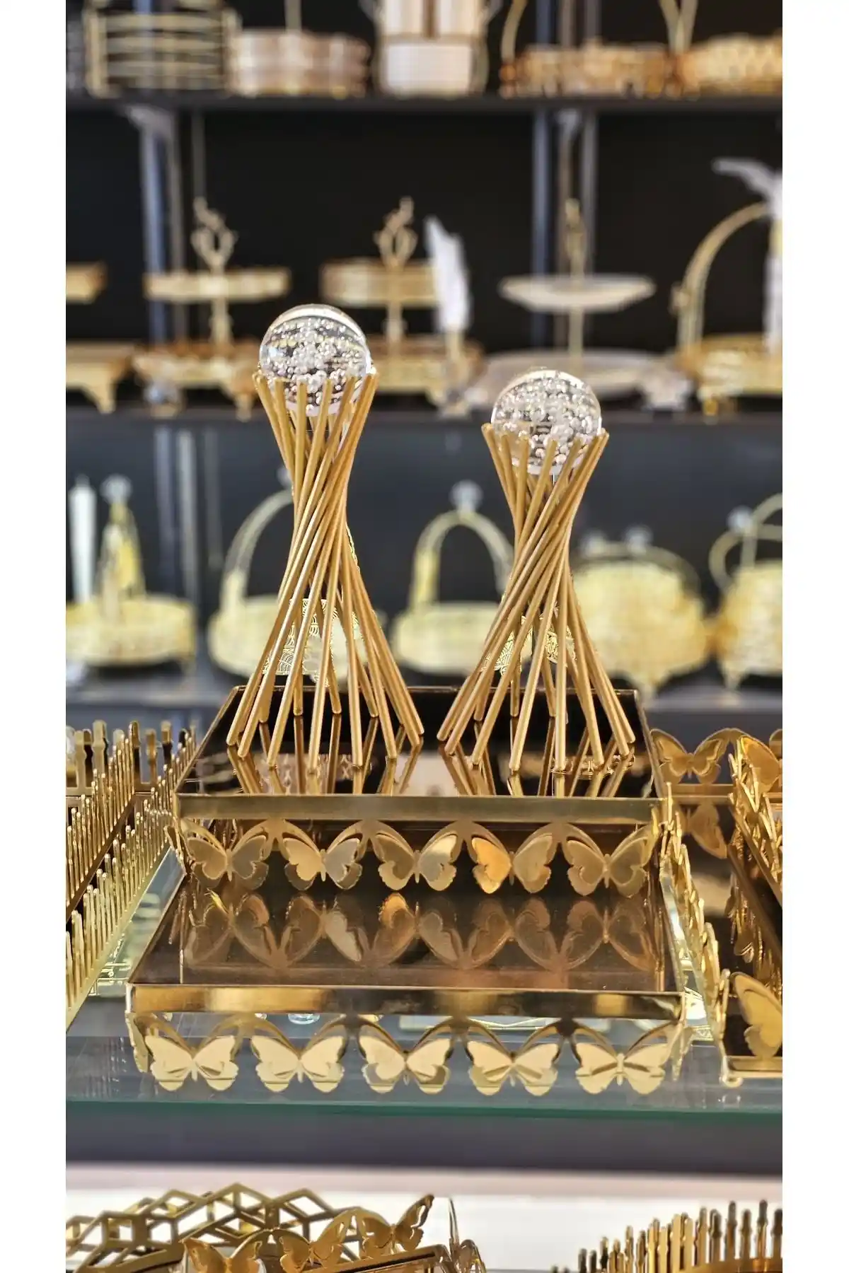 Farklıevim Altın Renk Burmalı Çapraz Ayaklı Küre 2'li Metal Biblo ile Zarafet Kazanın