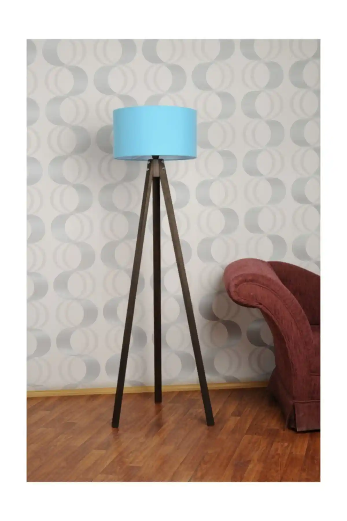 Homedit 3 Ayaklı Tripod Lambader Abajur ile Modern ve Şık Aydınlatma Seçenekleri