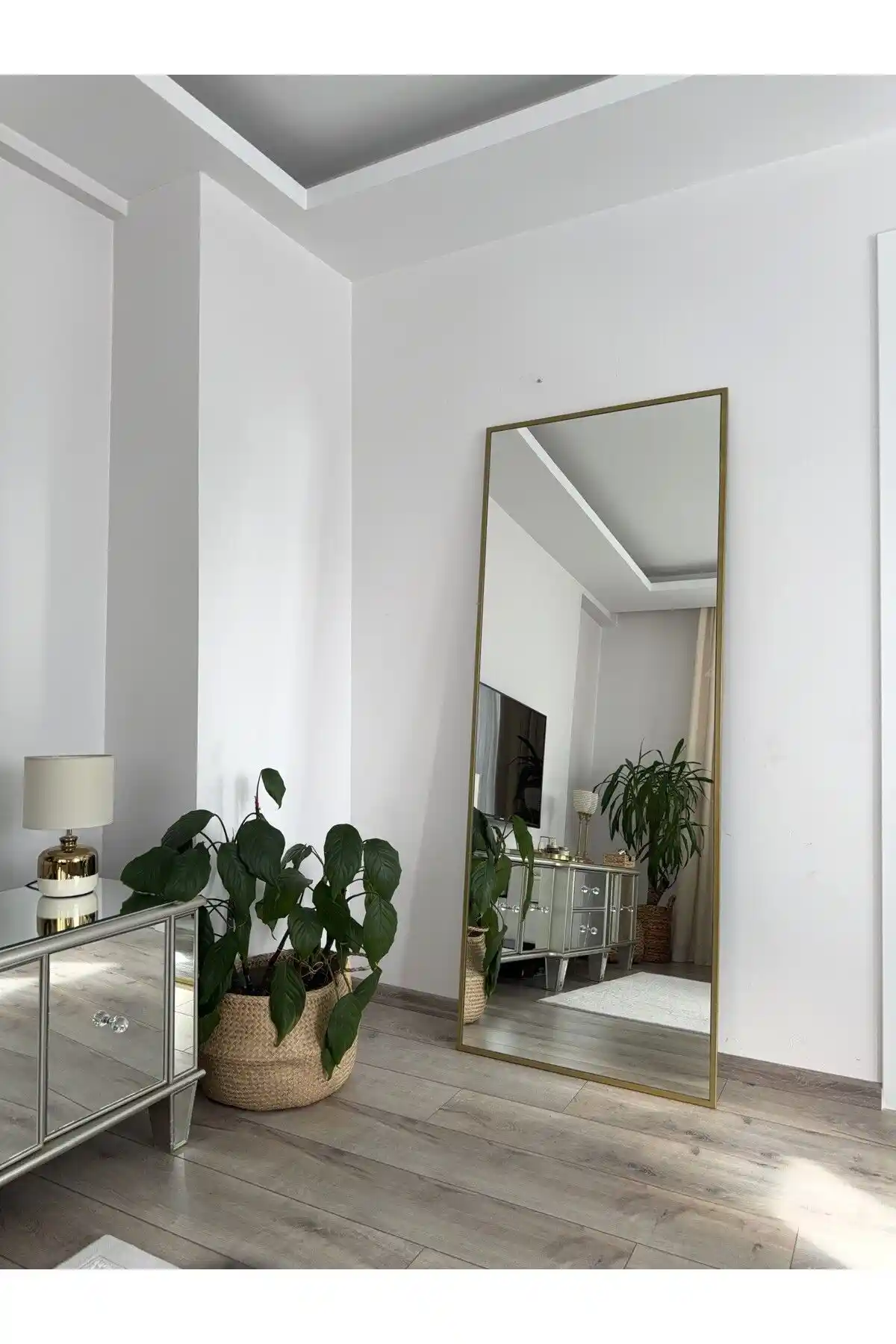 EFFE YAPI DEKOR Gold Metal Çerçeveli Boy Aynası ile Modern Ev Dekorasyonu