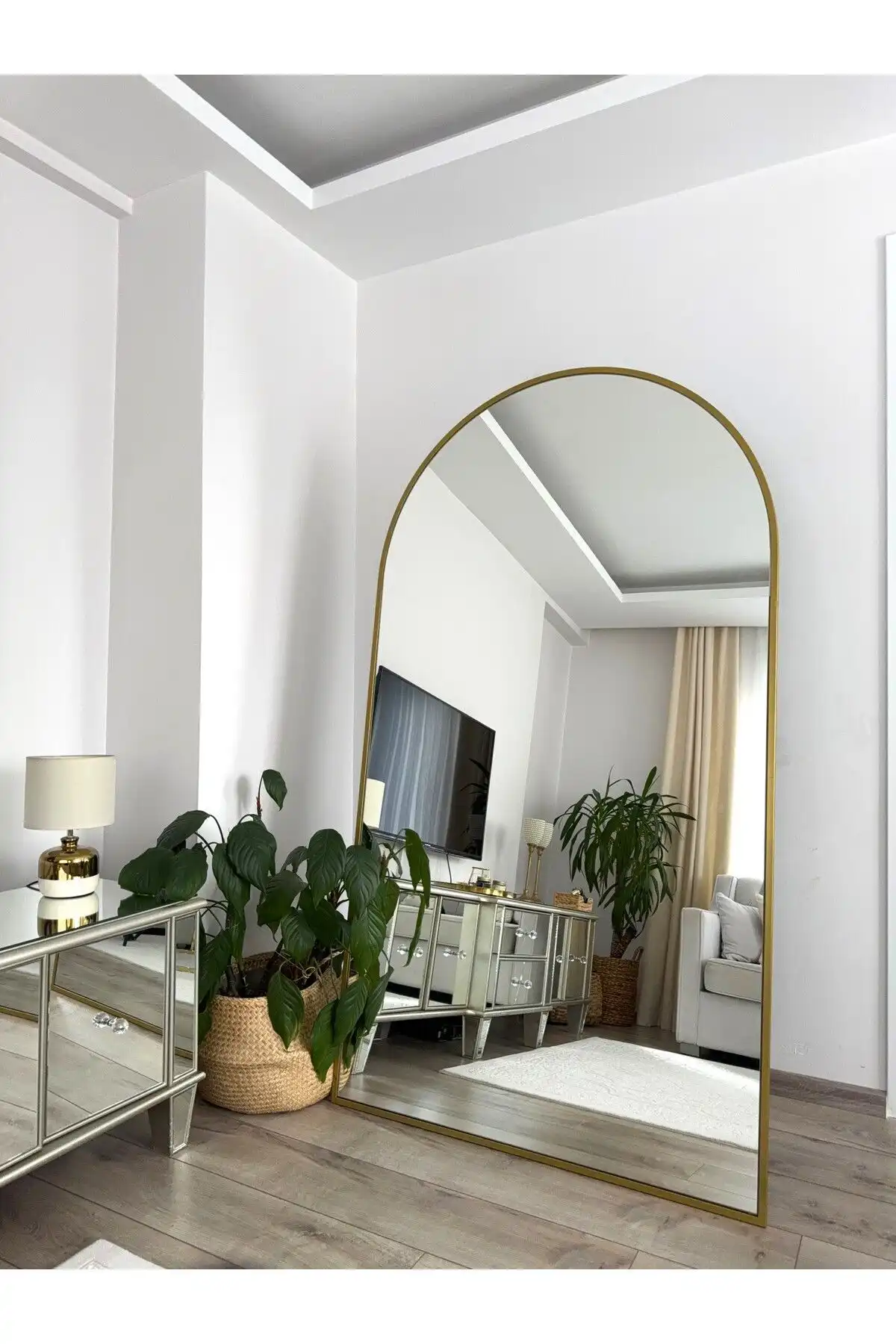 EFFE YAPI DEKOR Gold Metal Çerçeveli Boy Aynası: Şıklığın ve Fonksiyonelliğin Buluşması