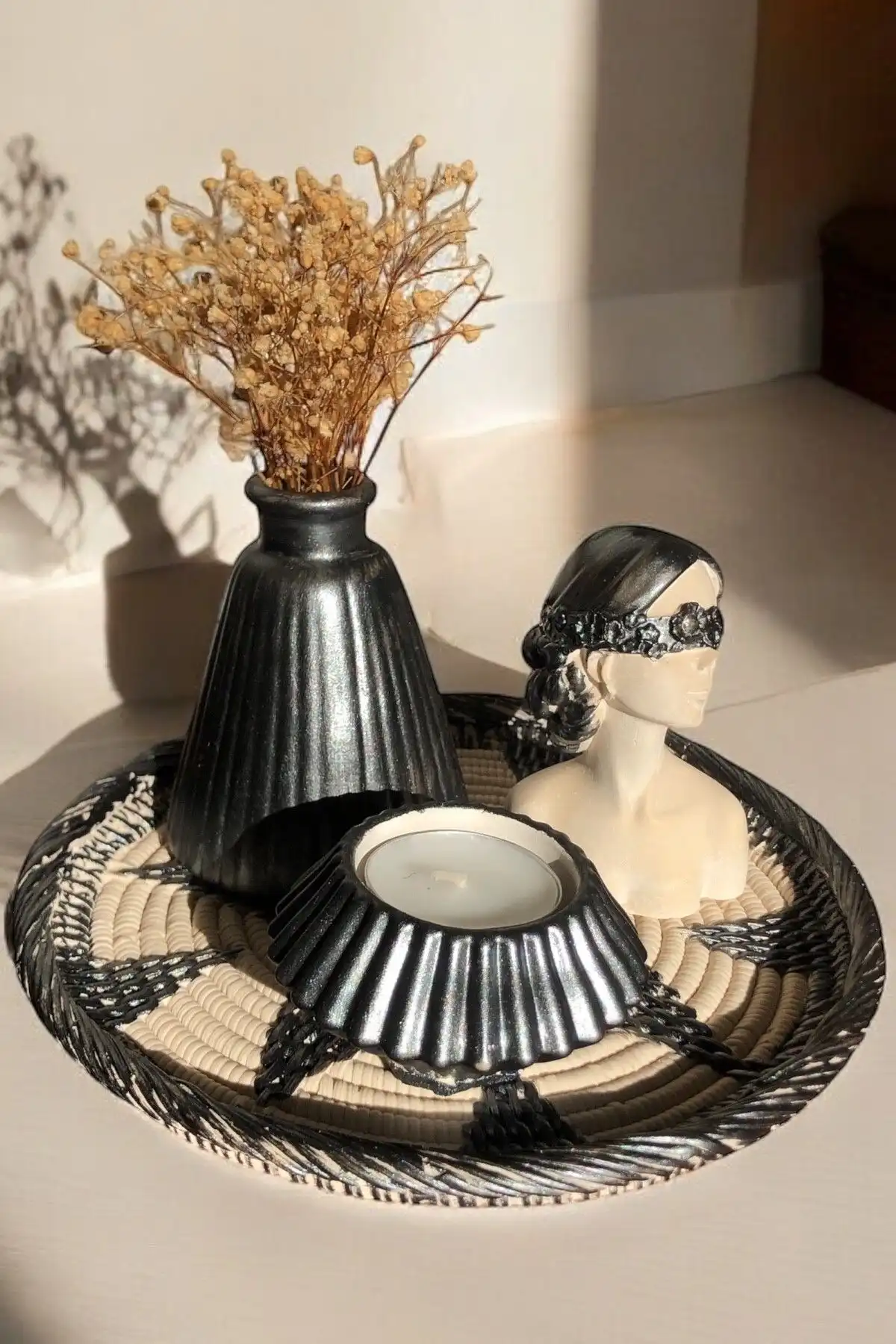 GIFTART Siyah Hasır Görünümlü Tabak ve 5'li Dekoratif Set ile Modern Mekanlar