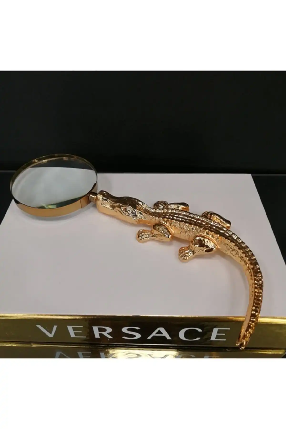 Miacasa Pirinç Gold Büyüteç: Estetik ve Fonksiyonel Dekoratif Obje